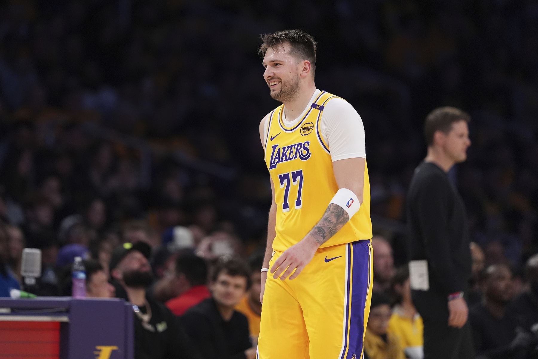 Shams: หากทีม Mavericks เสนอราคาให้ Doncic เปิดเผยต่อสาธารณะ พวกเขาอาจแลกเปลี่ยนผู้เข้าแข่งขันรอบแรก 8 คนหรือแม้แต่เปลี่ยนจดหมายก็ได้